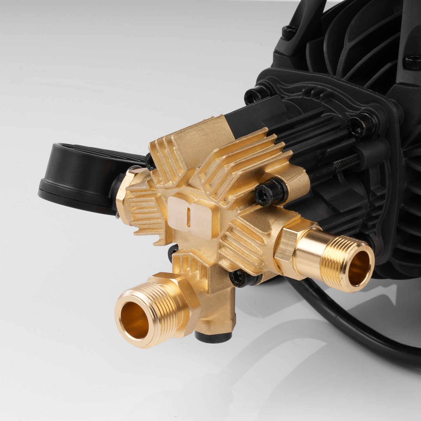 Active 2.3 pressure washer brass-endplate 5-piston pump head close-up