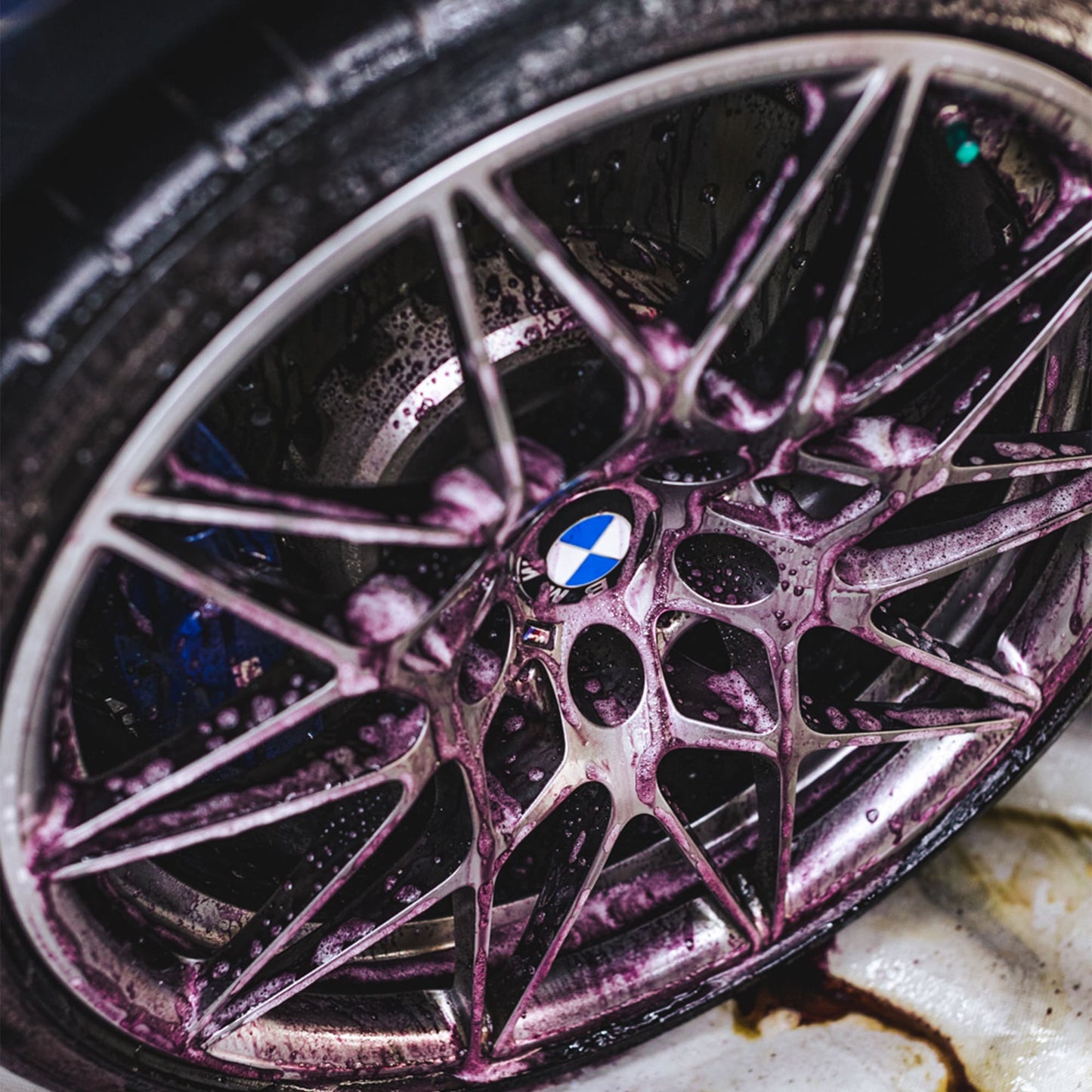 Iron Buster turning purple as it dissolves iron particles on alloy wheel
